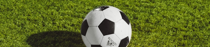 欧冠半决赛激烈比赛现场，球员争抢头球瞬间