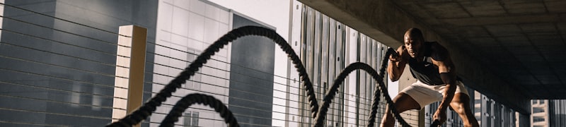 足球夏季转会窗口开启，球员与经纪人谈判场景